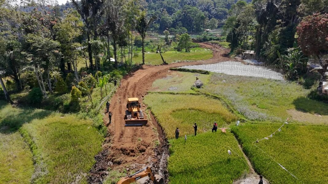 Percepat Pembukaan Jalan, Satgas TMMD Kerahkan Alat Berat di Cupunagara Percepat Pembukaan Jalan, Satgas TMMD Kerahkan Alat Berat di Cupunagara