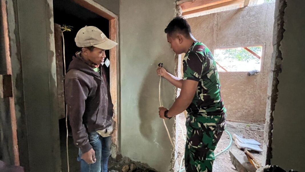 Satgas TMMD dan Warga Mulai Pasang Instalasi Listrik Rumah Rutilahu Satgas TMMD dan Warga Mulai Pasang Instalasi Listrik Rumah Rutilahu