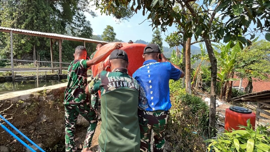 Satgas TMMD Pasang Toren Air Bersih di Kampung Cilutung Satgas TMMD Pasang Toren Air Bersih di Kampung Cilutung