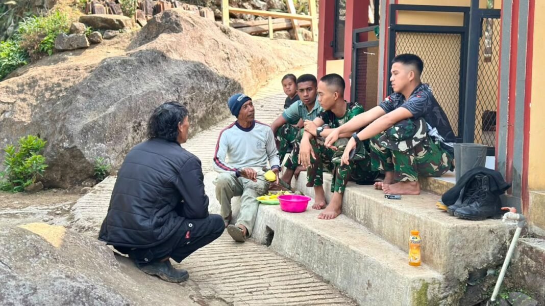 Di Sela Istirahat, Satgas TMMD dan Warga Cihaur Wetan Pererat Keakraban Di Sela Istirahat, Satgas TMMD dan Warga Cihaur Wetan Pererat Keakraban