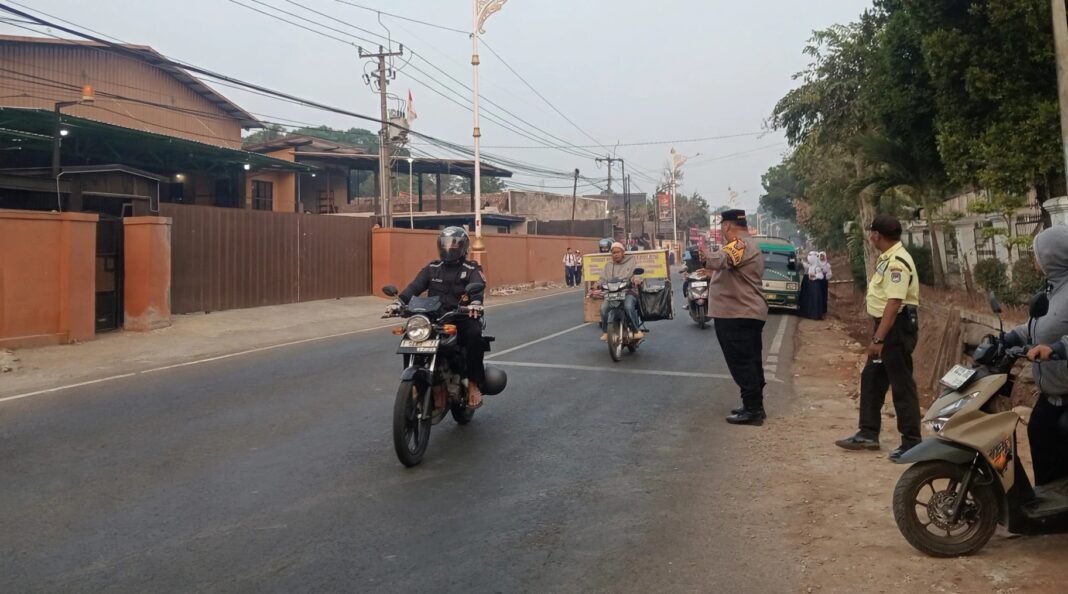 Wujudkan Lalu Lintas Aman dan Lancar, Kapolsek Kalijati Pimpin Protap Gatur Pagi di Depan SMPN 1 Kalijati Wujudkan Lalu Lintas Aman dan Lancar, Kapolsek Kalijati Pimpin Protap Gatur Pagi di Depan SMPN 1 Kalijati