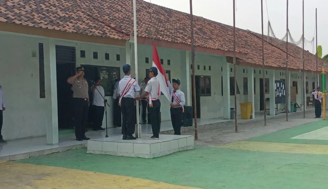 Jadi pembina Upacara di MTS AL Fatah, Kapolsek Pabuaran Tanamkan Disiplin dan sampaikan Pesan Kamtibmas Jadi pembina Upacara di MTS AL Fatah, Kapolsek Pabuaran Tanamkan Disiplin dan sampaikan Pesan Kamtibmas