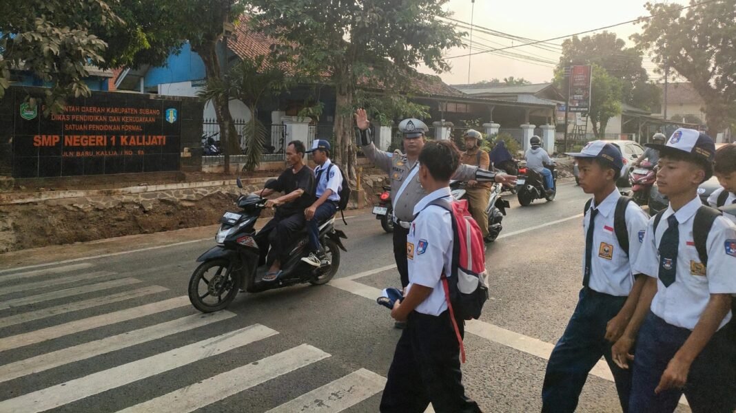 Peduli Keselamatan Pelajar, Unit Lantas Polsek Kalijati, Rutin Gatir Penyebrangan di Depan SMPN 1 Kalijati Peduli Keselamatan Pelajar, Unit Lantas Polsek Kalijati, Rutin Gatir Penyebrangan di Depan SMPN 1 Kalijati