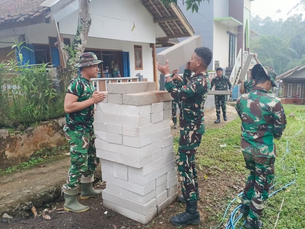 Satgas TMMD Angkut Material untuk Pembangunan Bak Air Bersih Titik 5 Satgas TMMD Angkut Material untuk Pembangunan Bak Air Bersih Titik 5