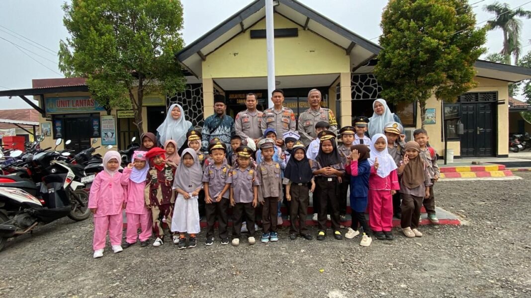 Polisi Sahabat Anak, Polsek Patokbeusi Sambut 35 Anak Paud dan TK Aridwan Polisi Sahabat Anak, Polsek Patokbeusi Sambut 35 Anak Paud dan TK Aridwan