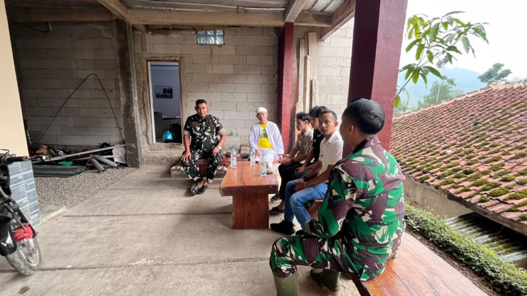Suasana Akrab Warnai Komsos Satgas TMMD ke-130 Bersama Kepala Desa dan SPPG Cupunagara Suasana Akrab Warnai Komsos Satgas TMMD ke-130 Bersama Kepala Desa dan SPPG Cupunagara