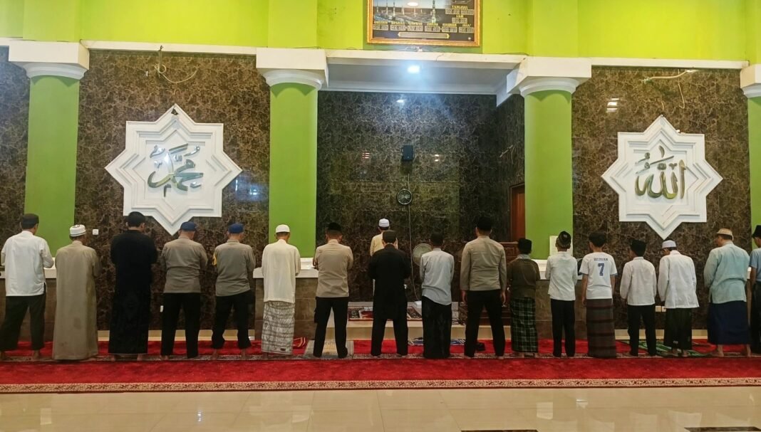 Kapolsek Cipeundueuy Gelar Sholat Subuh Keliling di Masjid AL-Hakim untuk Mendekatkan diri dengan Masyarakat Kapolsek Cipeundueuy Gelar Sholat Subuh Keliling di Masjid AL-Hakim untuk Mendekatkan diri dengan Masyarakat