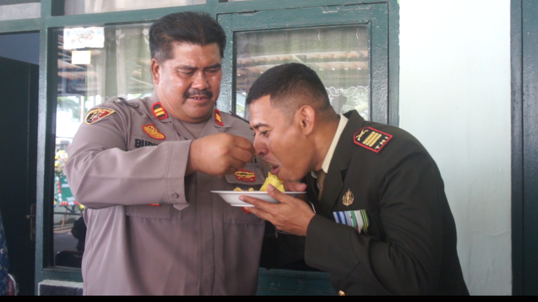 Sinergitas TNI Polri, Solid! HUT ke 81 TNI, Polsek Kalijati Beri Surprise ke Koramil 0503/Kalijati Sinergitas TNI Polri, Solid! HUT ke 81 TNI, Polsek Kalijati Beri Surprise ke Koramil 0503/Kalijati