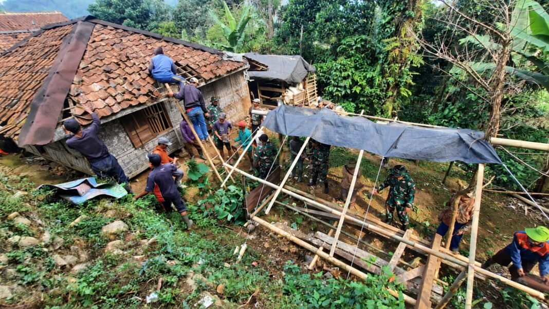 TMMD ke-130 Kodim 0605/Subang Mulai Rehab Rumah Emak Ruhimah TMMD ke-130 Kodim 0605/Subang Mulai Rehab Rumah Emak Ruhimah